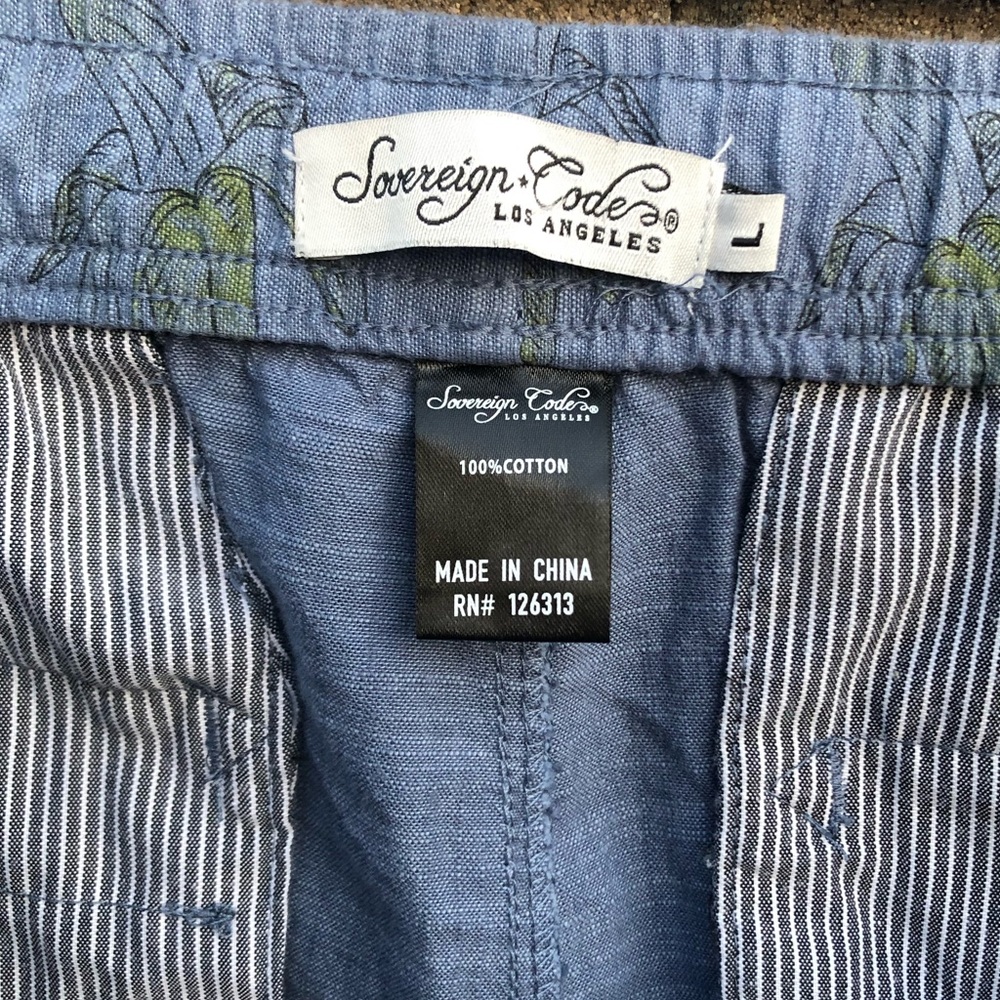 L - Sovereign Code Plot Printed Shorts - Picture 8 of 8